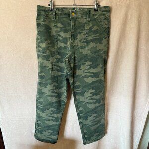 Universal Threads Camo Capri pants